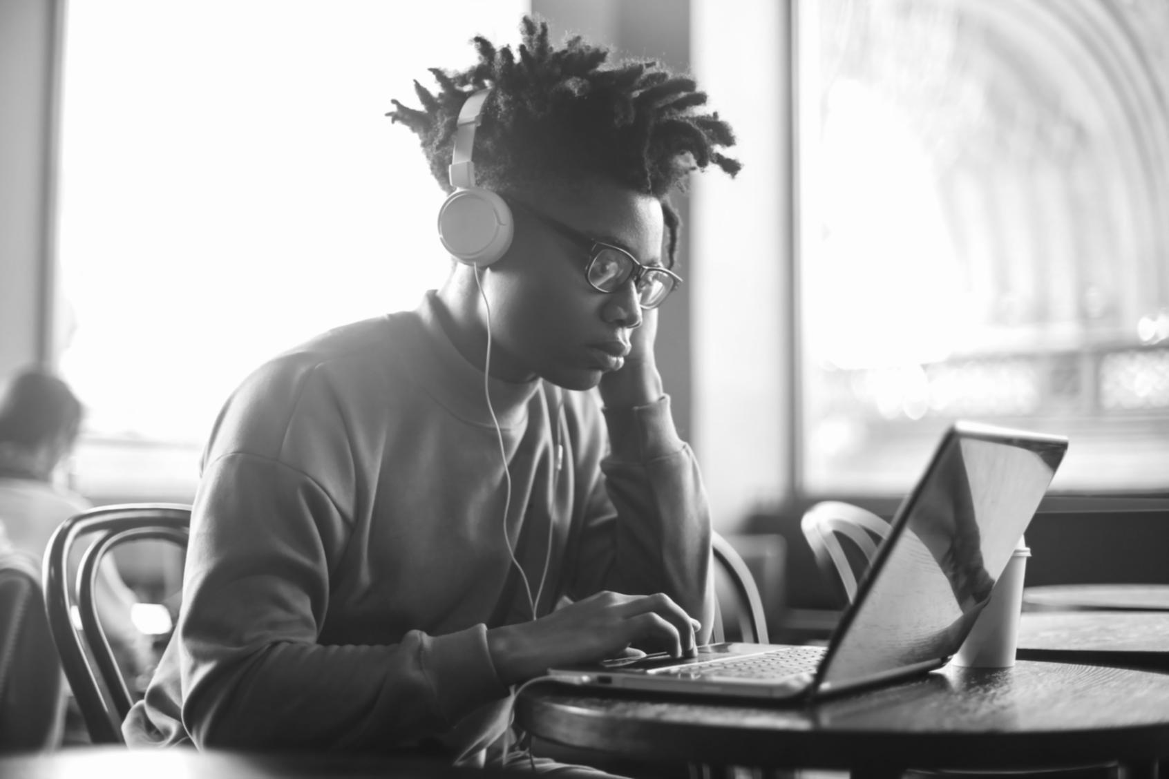 Équipe pédagogique Belovanteon travaillant sur des programmes d'écologie forestière